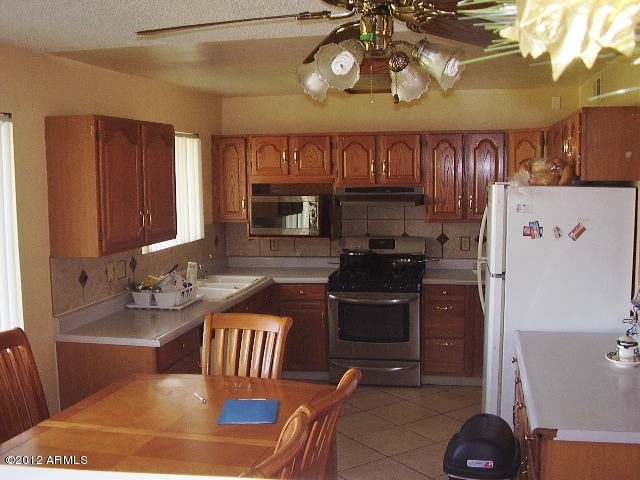 6815 West Camelback Road Phoenix, AZ 85033 - Photo 9 of 15 oak cabinets
