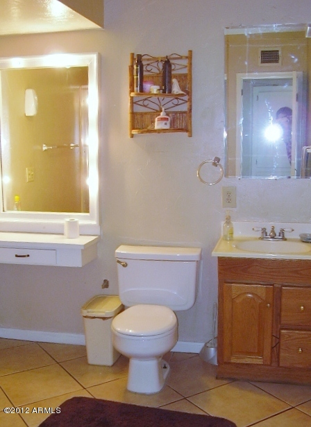 6815 West Camelback Road Phoenix, AZ 85033 - Photo 10 of 15 front bath2