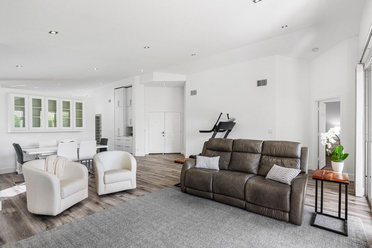 2802 Waters Edge Circle Greenacres, FL 33413 - Photo 9 of 52 Livingroom