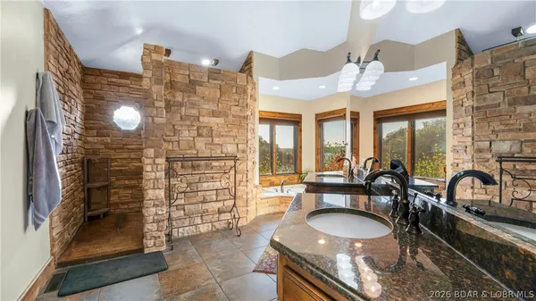 $2,800,000 | 864 Eagle Drive, Four Seasons, MO 65049