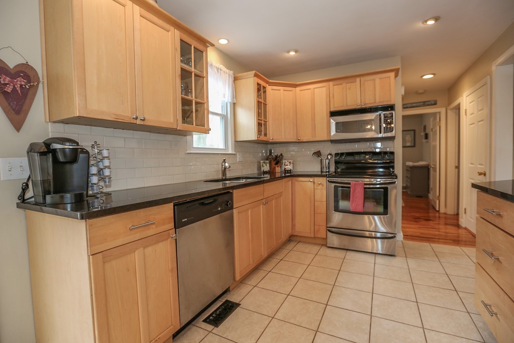109 Northgate Road Northborough, MA 01532 - Photo 6 of 29 Gallery Image 6