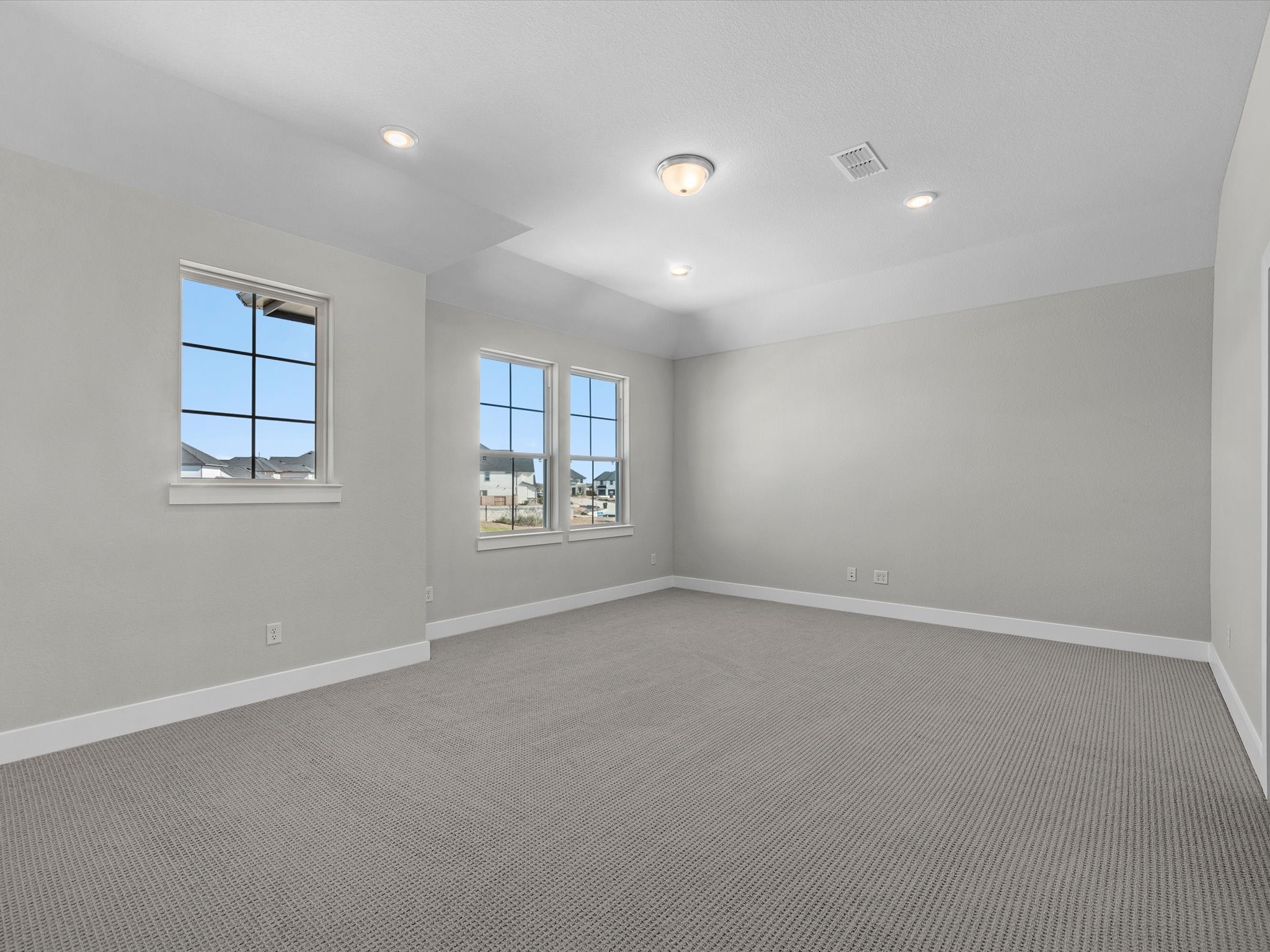 7922 Antler Rdg Drive Fulshear, TX 77441 - Photo 17 of 31 an empty room with windows and closet