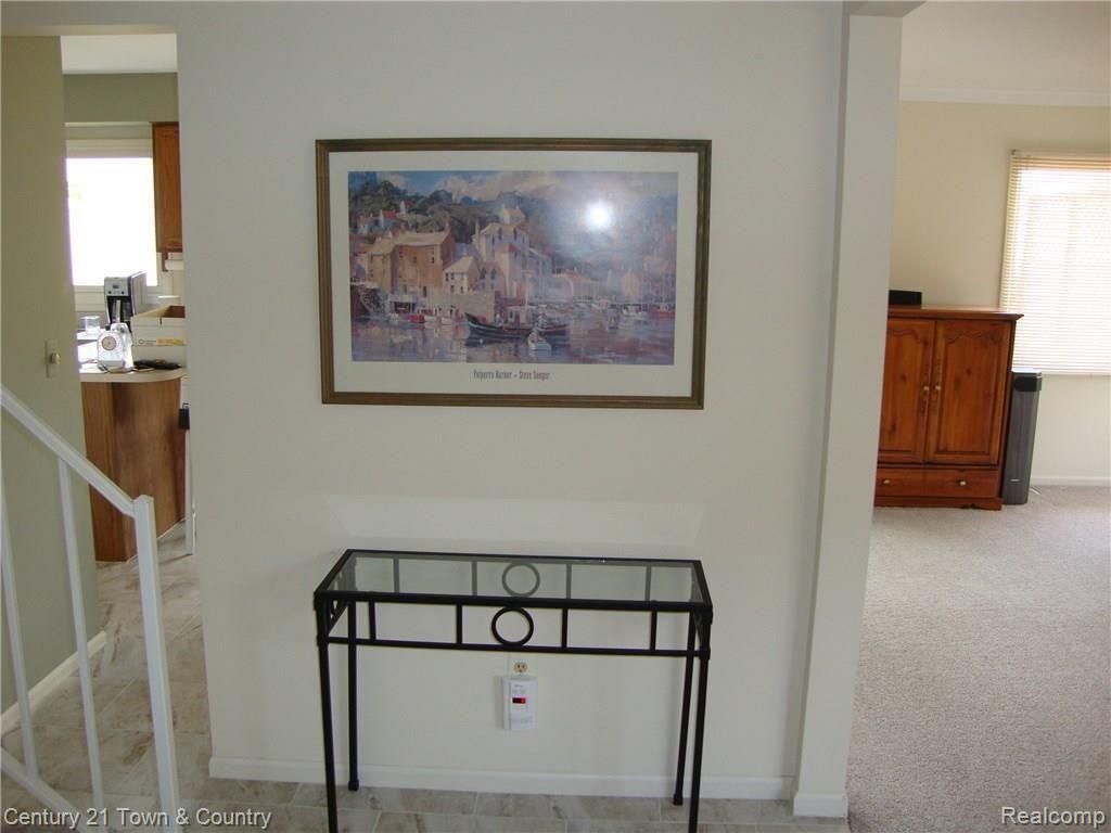 365 Huntington Court Rochester, MI 48307 - Photo 9 of 44 Foyer