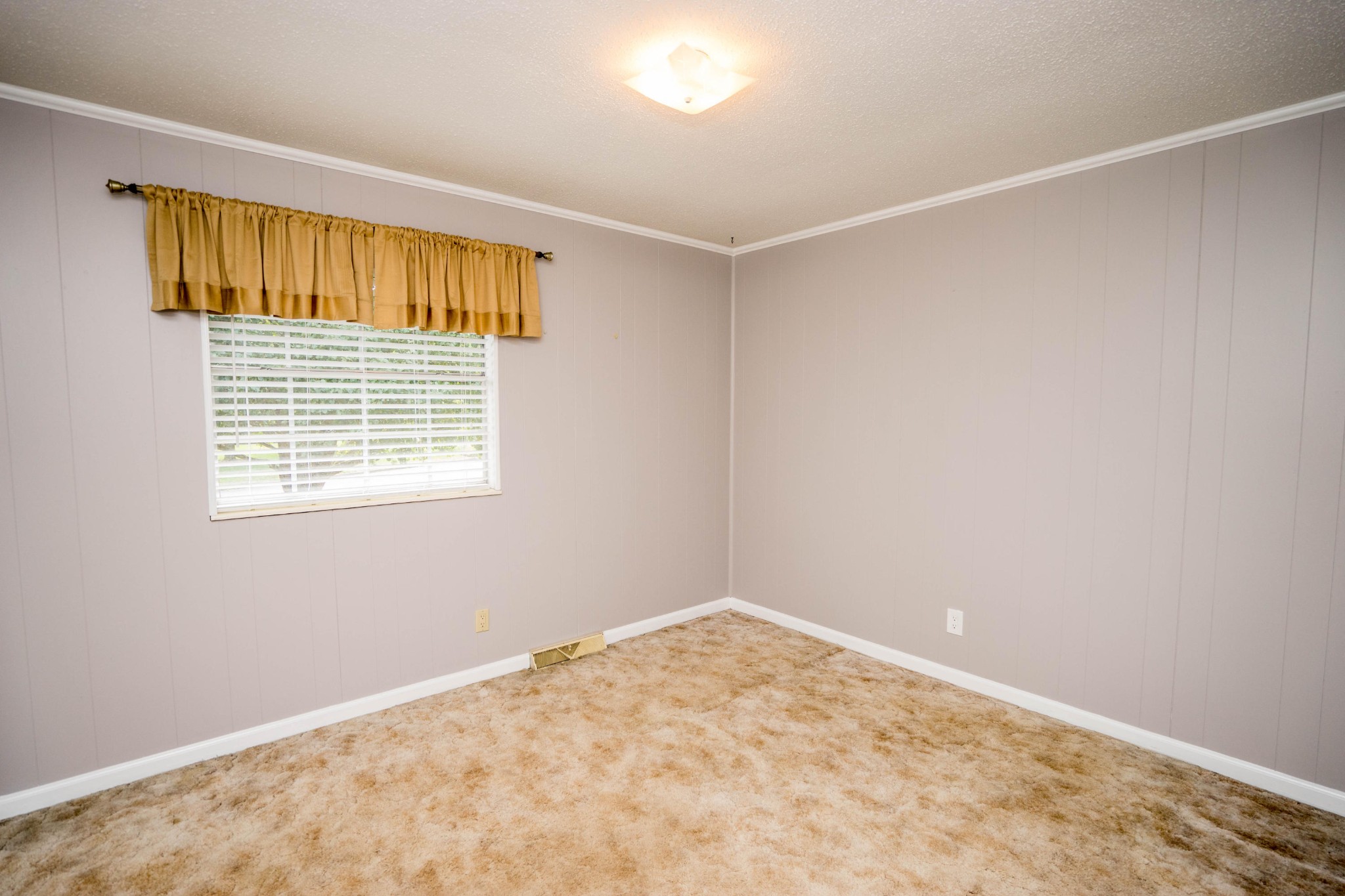 441 Orchard Knob Road Clinton, TN 37716 - Photo 11 of 33 a view of a room with a window