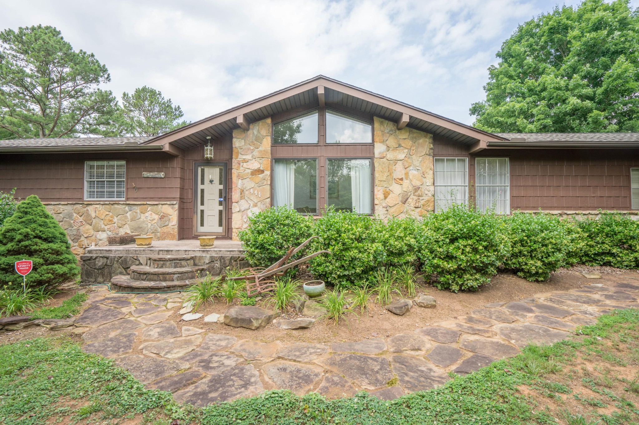 441 Orchard Knob Road Clinton, TN 37716 - Photo 2 of 33 a front view of a house with a yard