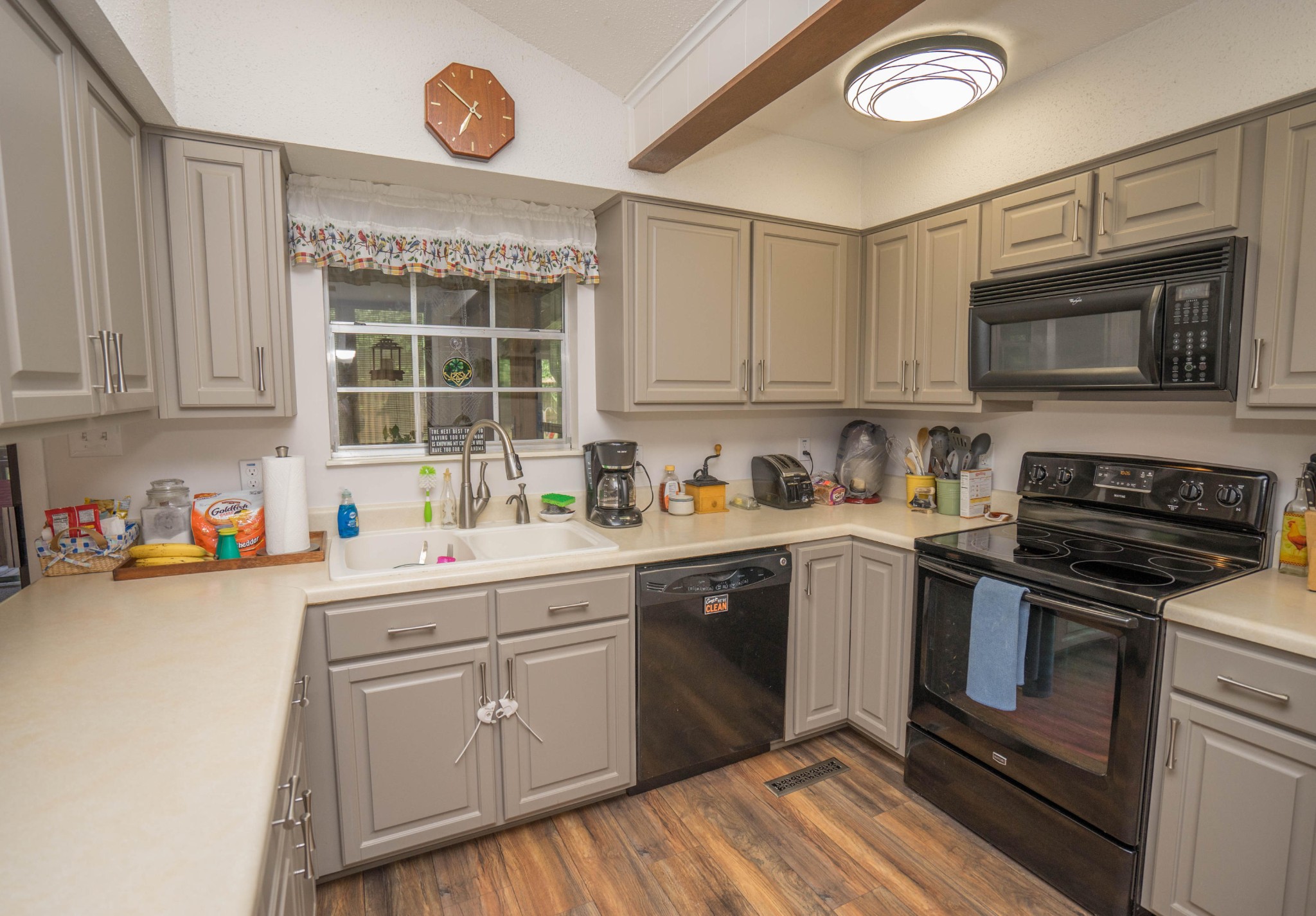 441 Orchard Knob Road Clinton, TN 37716 - Photo 7 of 33 a kitchen with a sink stove and microwave