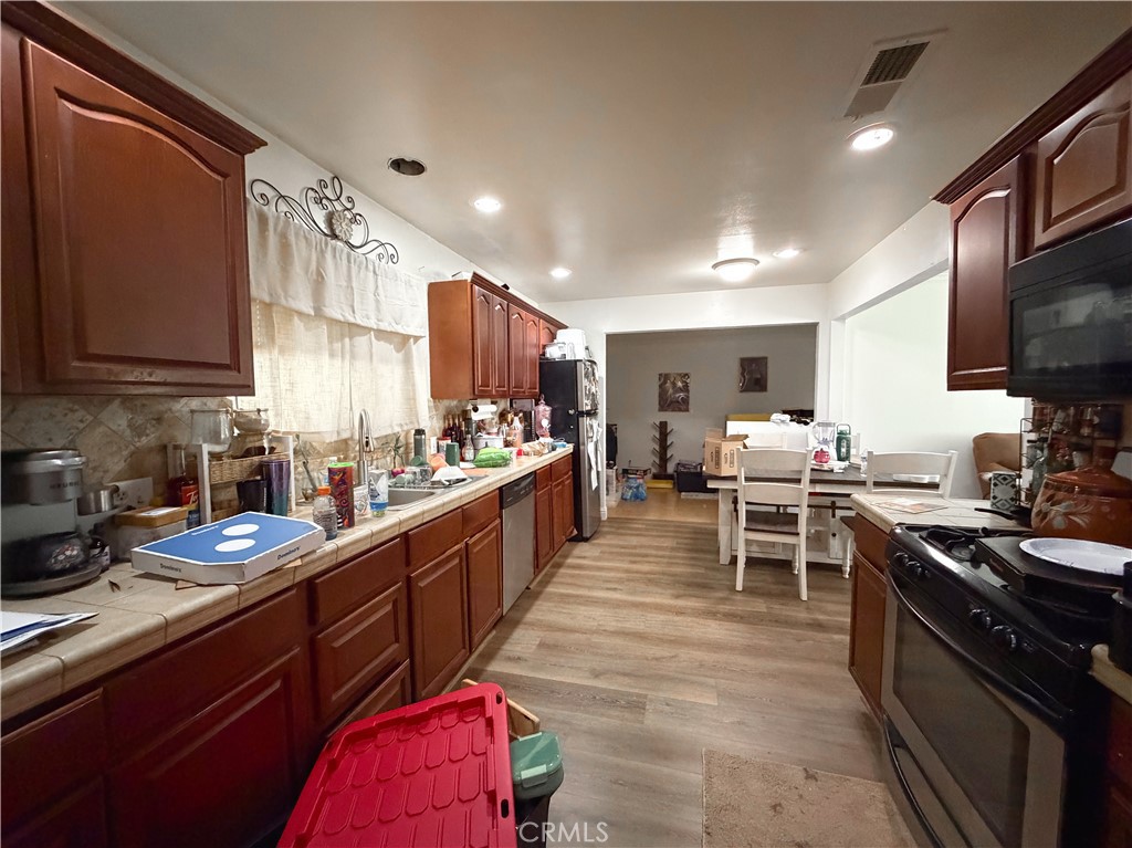 3216 Nottingham Avenue Merced, CA 95340 - Photo 3 of 7 Kitchen