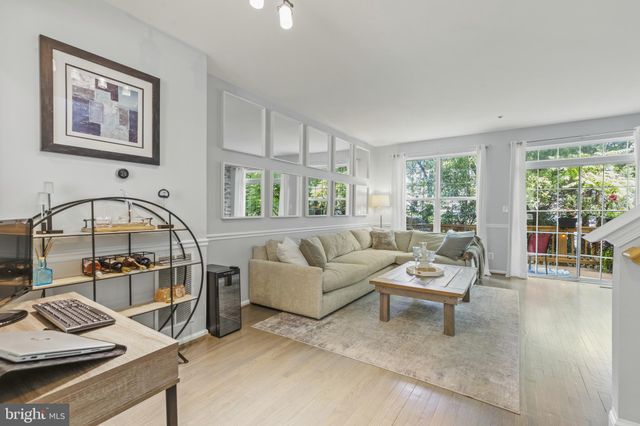 $790,000 | 323 Helmuth Lane, Alexandria, VA 22304