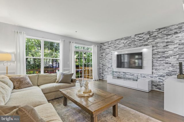 $790,000 | 323 Helmuth Lane, Alexandria, VA 22304