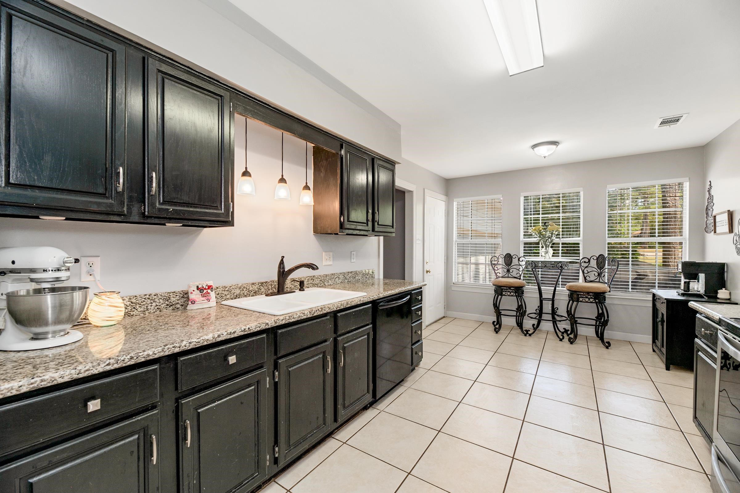 181 Ridgewood Drive Daphne, AL 36526 - Photo 10 of 22 Kitchen
