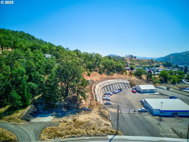 $250,000 | 797 Northeast Garden Valley Boulevard, Roseburg, OR 97470