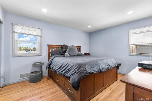 $899,000 | 2 Fern Place, Plainview, NY 11803