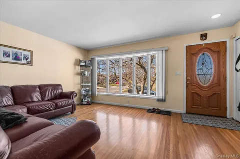 $949,000 | 2 Fern Place, Plainview, NY 11803