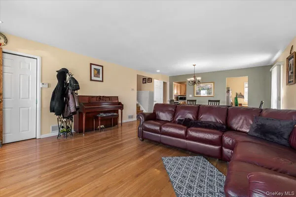 $899,000 | 2 Fern Place, Plainview, NY 11803
