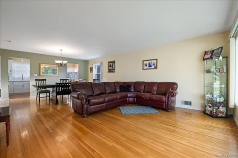 $949,000 | 2 Fern Place, Plainview, NY 11803