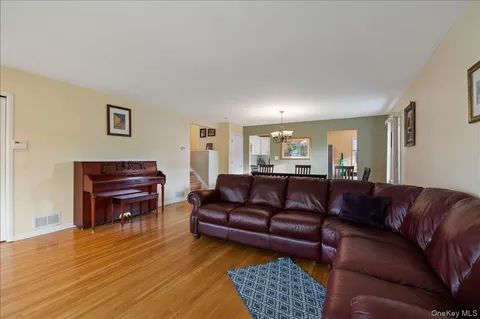 $949,000 | 2 Fern Place, Plainview, NY 11803