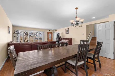 $949,000 | 2 Fern Place, Plainview, NY 11803