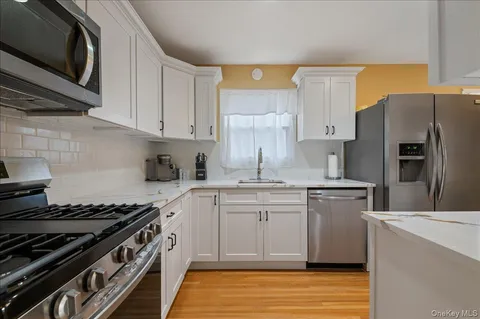 $949,000 | 2 Fern Place, Plainview, NY 11803