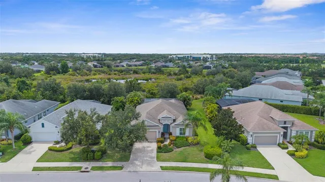 a view of a house with backyard and garden