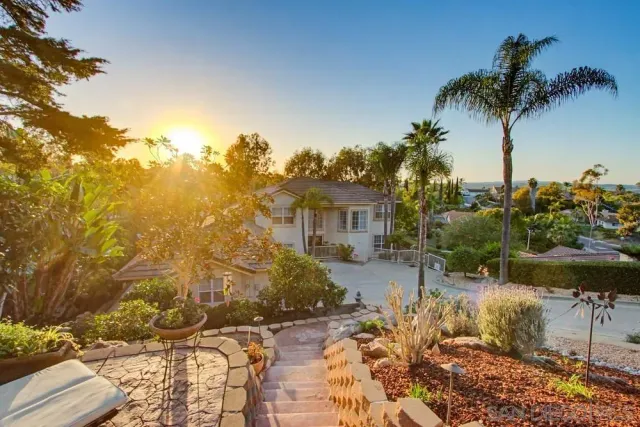 a view of a houses with a yard