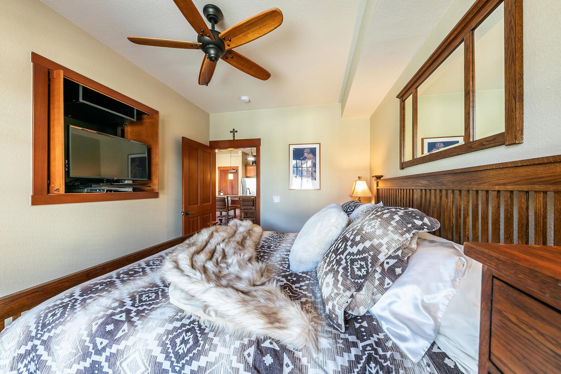 1880 Village South Road, Unit 3334 Olympic Valley, CA 96146 - Photo 21 of 27 a bedroom with a bed and a window