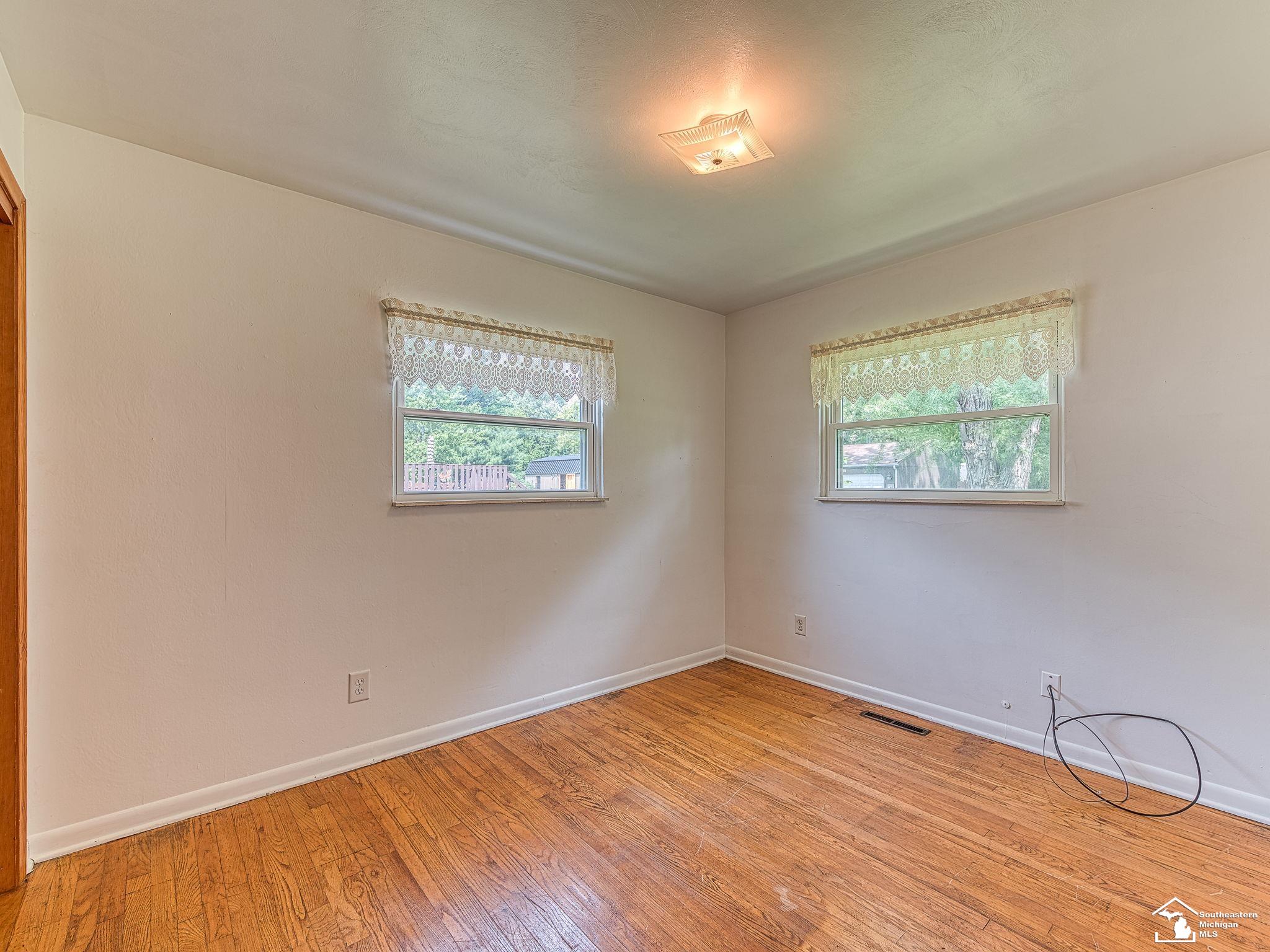 1302 Smith Temperance, MI 48182 - Photo 10 of 24 50116768-9.JPG