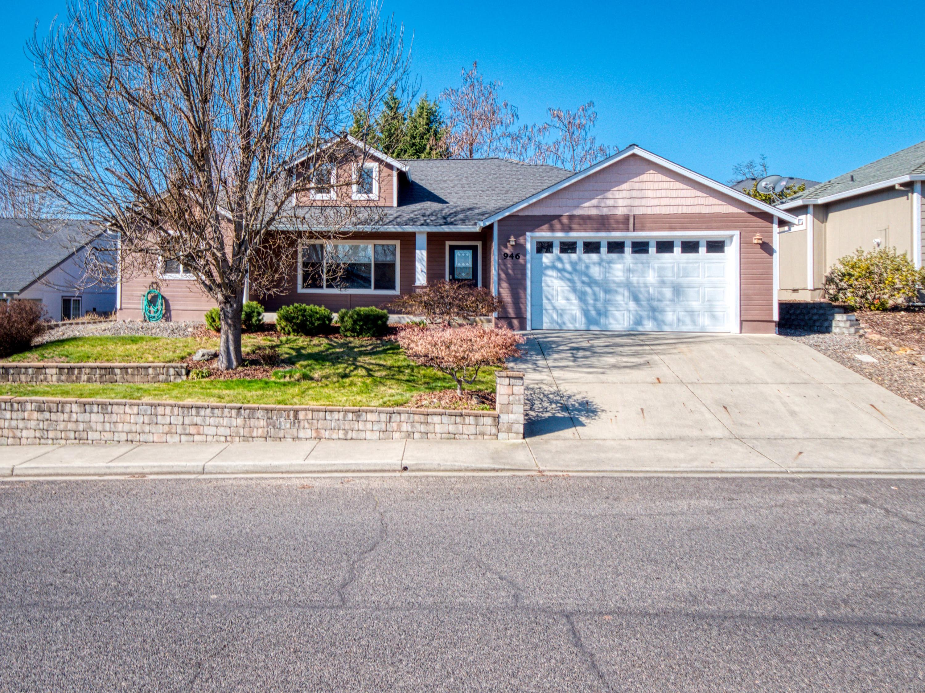 946 Ridgeview Drive Eagle Point, OR 97524 - Photo 2 of 32 Front 4
