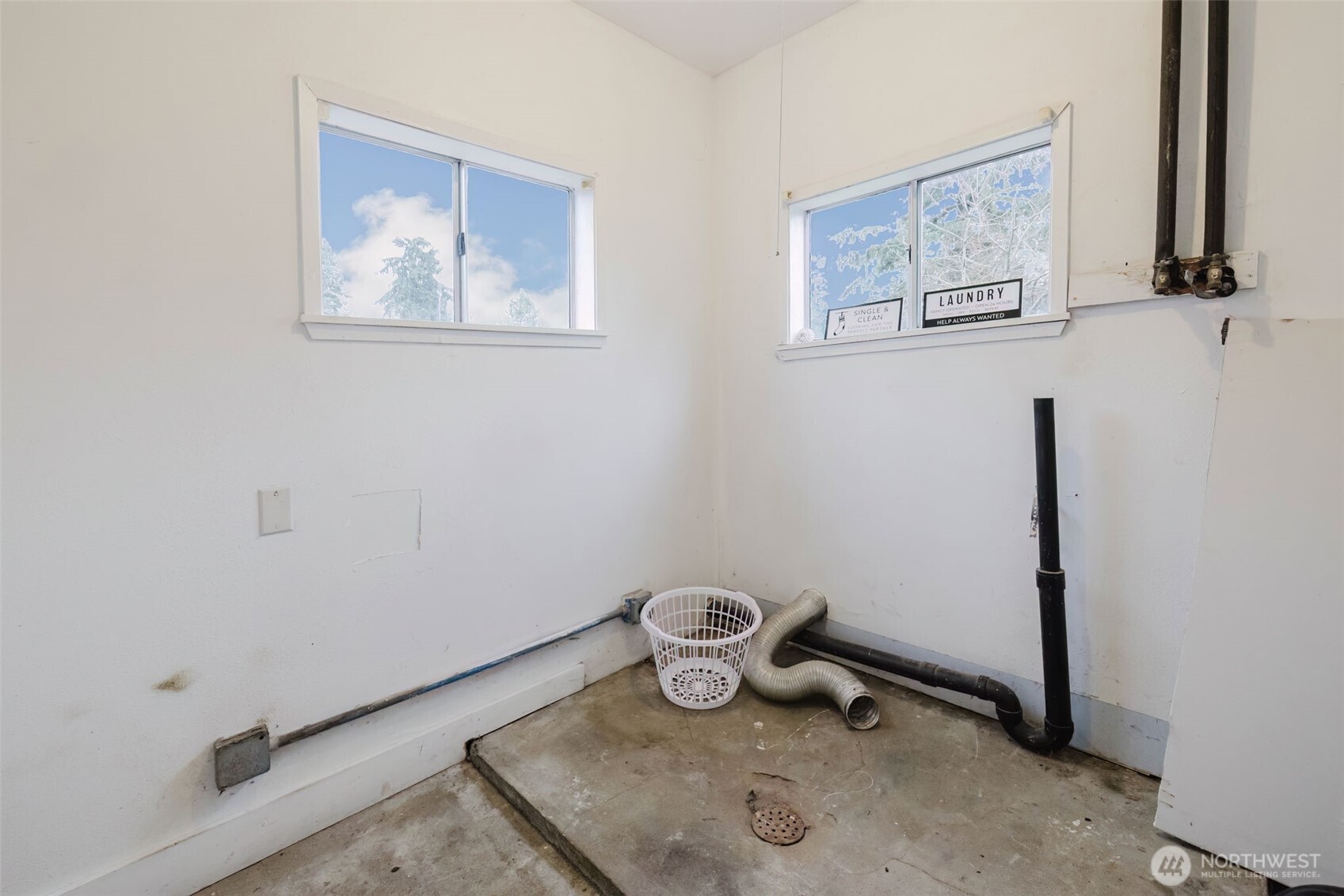 2805 Bowen Street Bremerton, WA 98310 - Photo 27 of 40 a view of room with bathroom