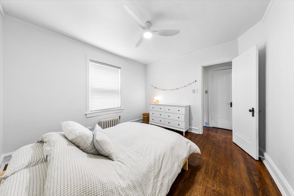 602 Sheridan Road, Unit 3E Evanston, IL 60202 - Photo 18 of 21 a bedroom with a bed and a window
