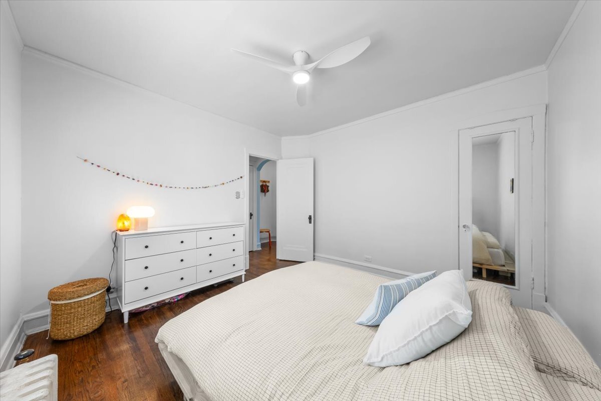 602 Sheridan Road, Unit 3E Evanston, IL 60202 - Photo 19 of 21 a bedroom with a bed and a dresser