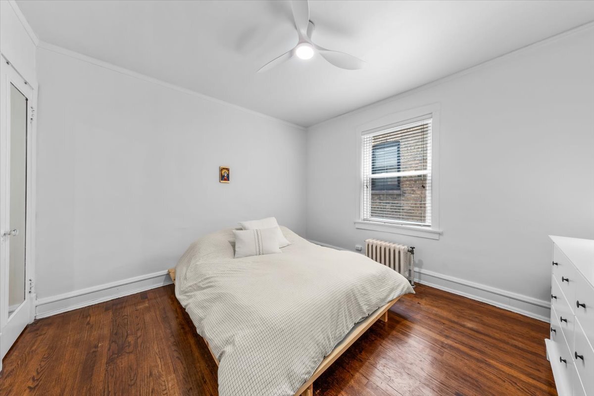 602 Sheridan Road, Unit 3E Evanston, IL 60202 - Photo 20 of 21 a bedroom with a bed and a window
