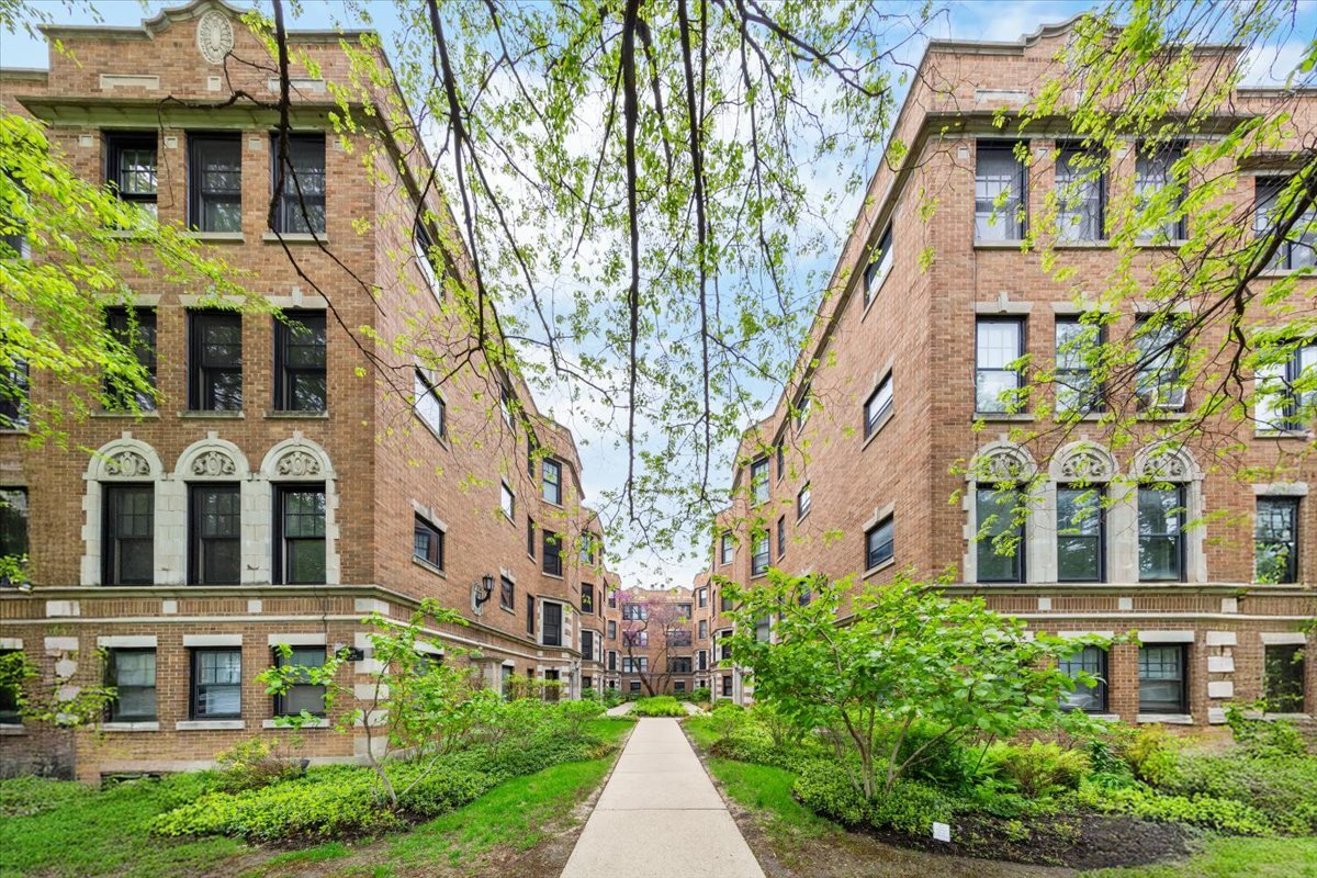 602 Sheridan Road, Unit 3E Evanston, IL 60202 - Photo 2 of 21 a view of a building with a yard