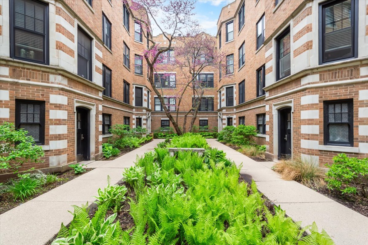 602 Sheridan Road, Unit 3E Evanston, IL 60202 - Photo 3 of 21 a view of a building with a yard