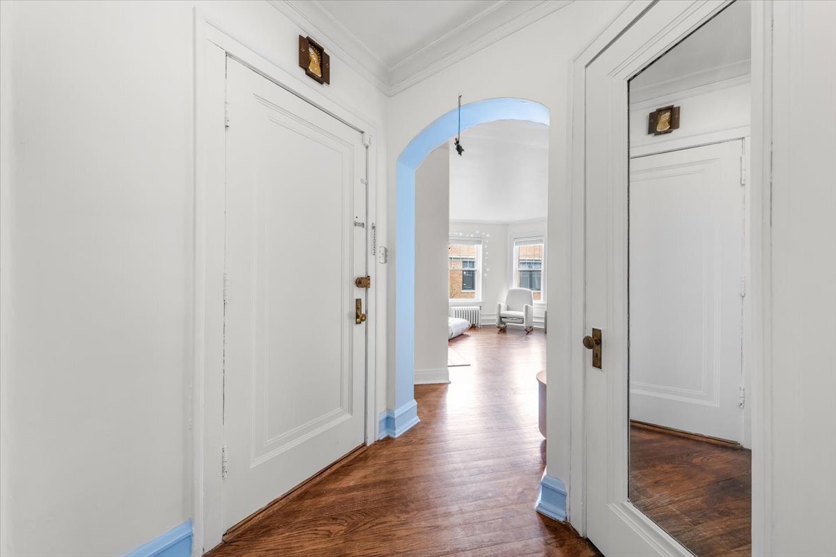 602 Sheridan Road, Unit 3E Evanston, IL 60202 - Photo 4 of 21 a view of a hallway with wooden floor