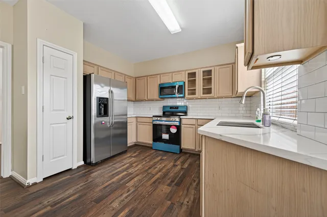 a sign that is sitting in the middle of a park