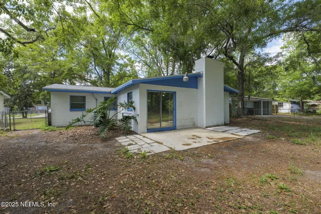 a view of a house with backyard