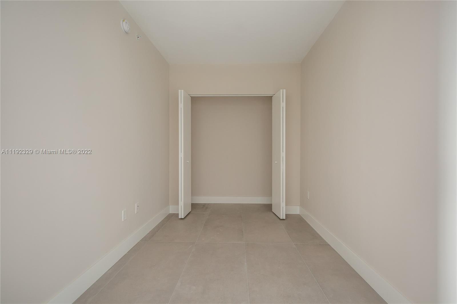 488 Northeast 18th Street, Unit 3606 Miami, FL 33132 - Photo 14 of 18 a view of room