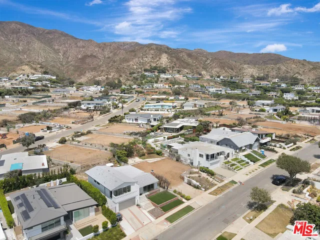 $1,299,000 | 18151 Kingsport Drive, Malibu, CA 90265