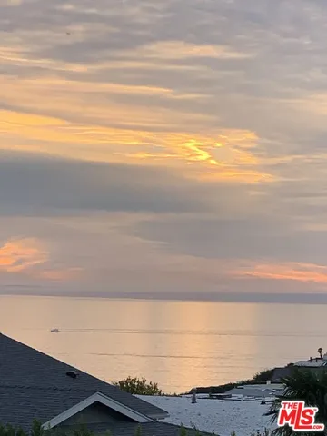 $1,299,000 | 18151 Kingsport Drive, Malibu, CA 90265