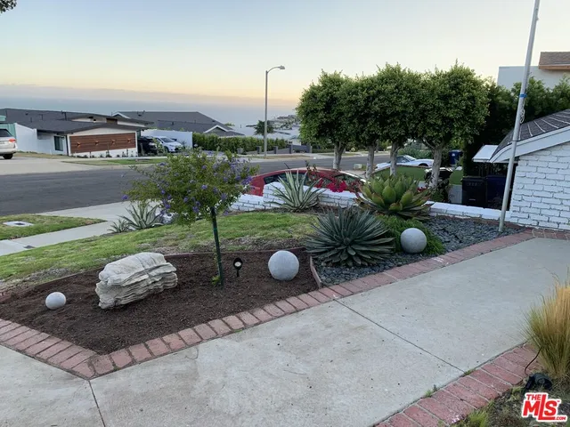 $1,299,000 | 18151 Kingsport Drive, Malibu, CA 90265