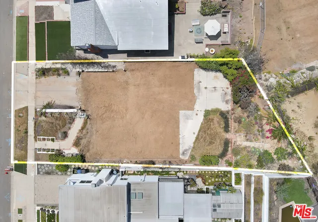 $1,299,000 | 18151 Kingsport Drive, Malibu, CA 90265