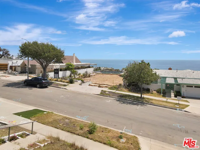 $1,299,000 | 18151 Kingsport Drive, Malibu, CA 90265