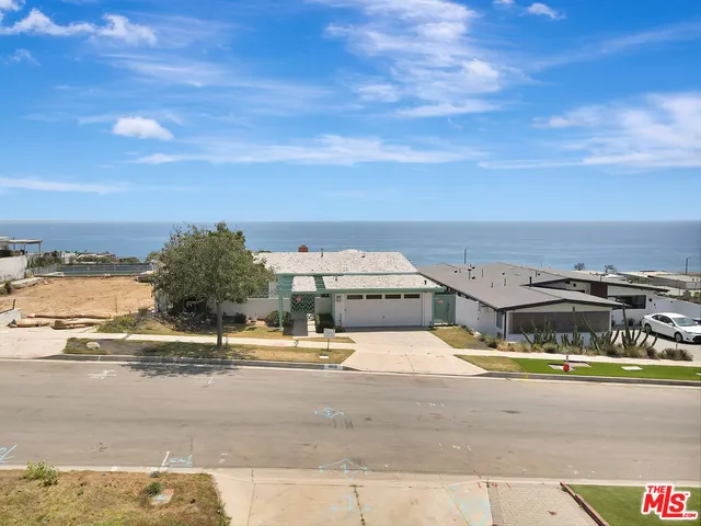 $1,299,000 | 18151 Kingsport Drive, Malibu, CA 90265