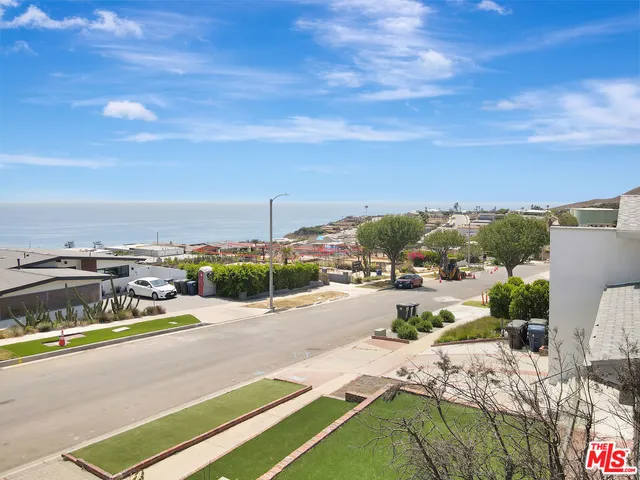 $1,299,000 | 18151 Kingsport Drive, Malibu, CA 90265