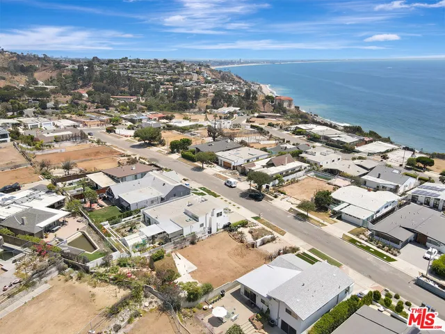 $1,299,000 | 18151 Kingsport Drive, Malibu, CA 90265