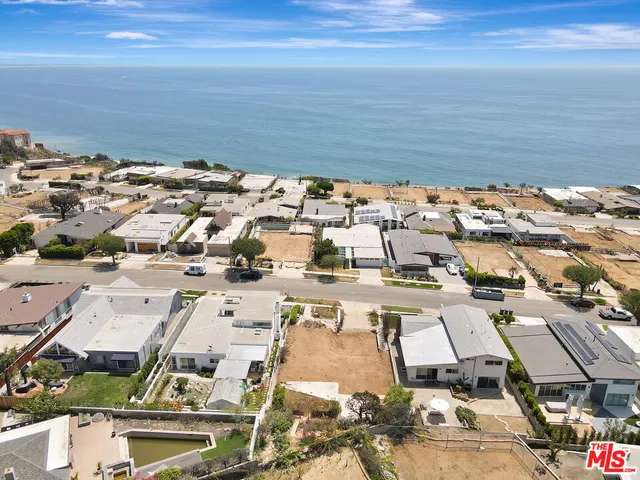 $1,299,000 | 18151 Kingsport Drive, Malibu, CA 90265