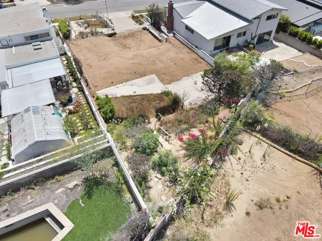 $1,299,000 | 18151 Kingsport Drive, Malibu, CA 90265