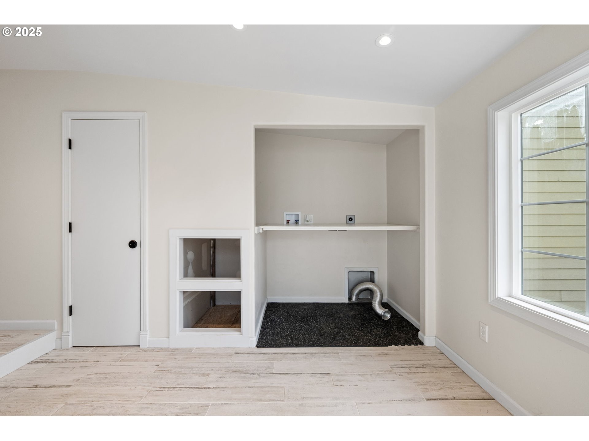 1115 South 6th Street Cottage Grove, OR 97424 - Photo 18 of 38 a room with a window and closet
