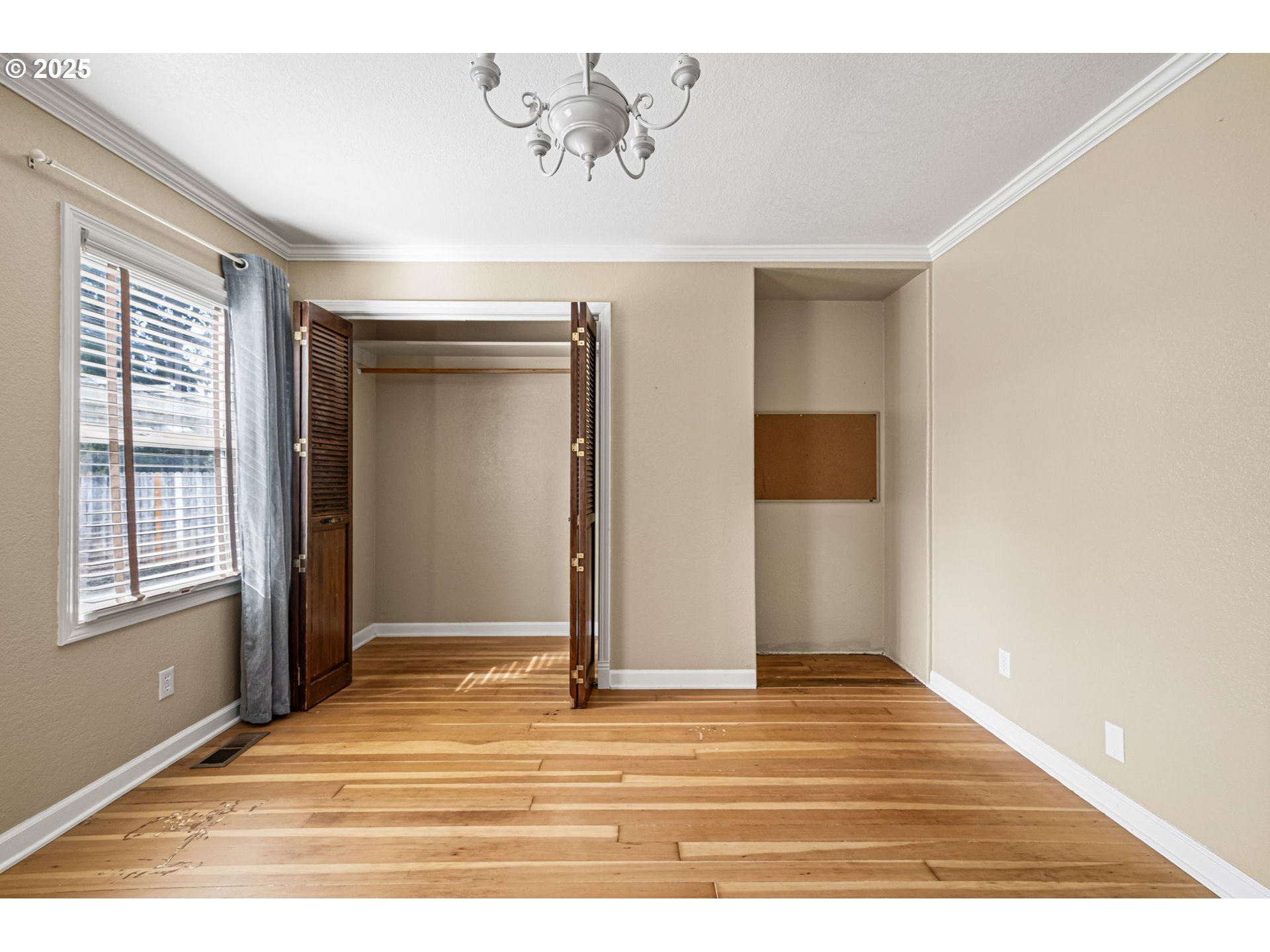 1115 South 6th Street Cottage Grove, OR 97424 - Photo 20 of 38 a view of a livingroom with wooden floor and a window