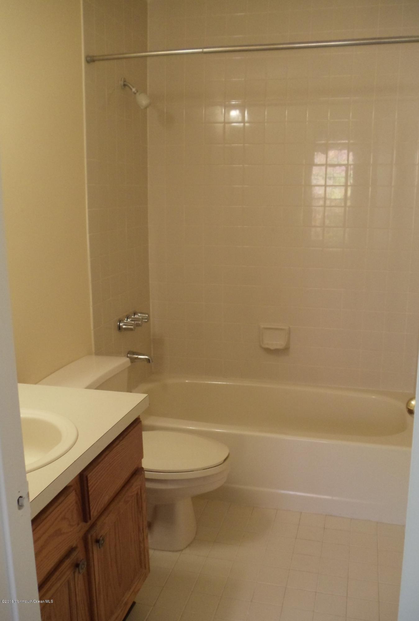 60 County Road, Unit A001 Cliffwood, NJ 07721 - Photo 9 of 13 60 COUNTY RD A1 MASTER BATH DSC04009
